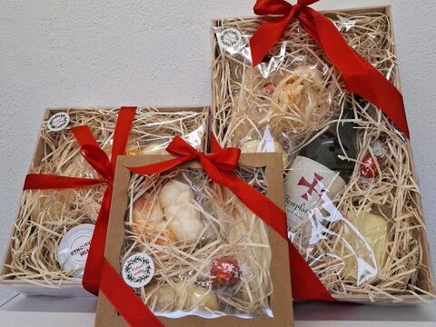 Tři balíčky různých velikostí s červenými stuhami
